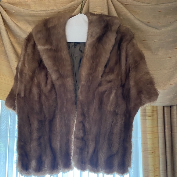 3 furs full an 3 half fur an leather. Worn twice an 4 never worn. - Picture 10 of 12